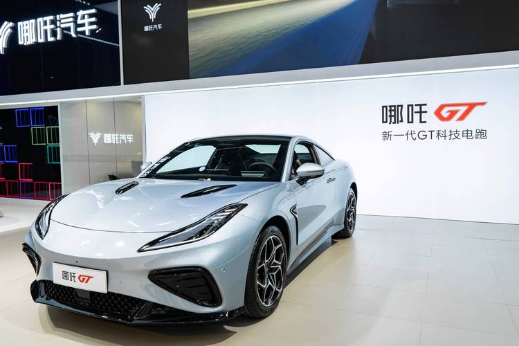 广州173哪吒汽车在智能汽车领域的表现，领途汽车在新能源汽车市场中的影响力